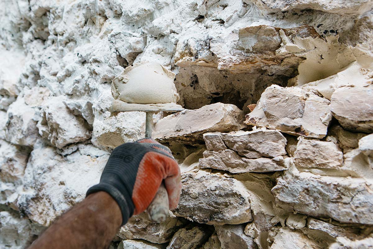 Rénovation corps de ferme en restaurant étoilé Enduits chaux naturelle bâti ancien Mortiers Tilia 6 SR