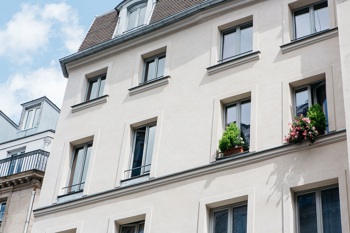 Restauration d’une façade typique du bâti ancien à Paris Enduits chaux naturelle Mortiers Tilia 2-RS