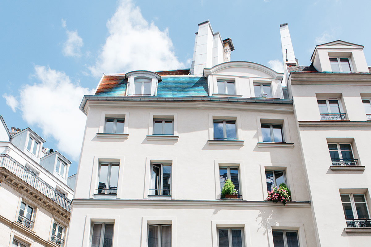 Restauration d’une façade typique du bâti ancien à Paris Enduits chaux naturelle Mortiers Tilia 3-RS