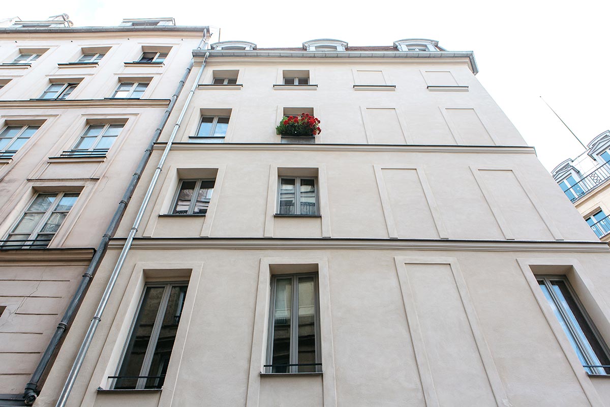 Restauration d’une façade typique du bâti ancien à Paris Enduits chaux naturelle Mortiers Tilia 4 RS